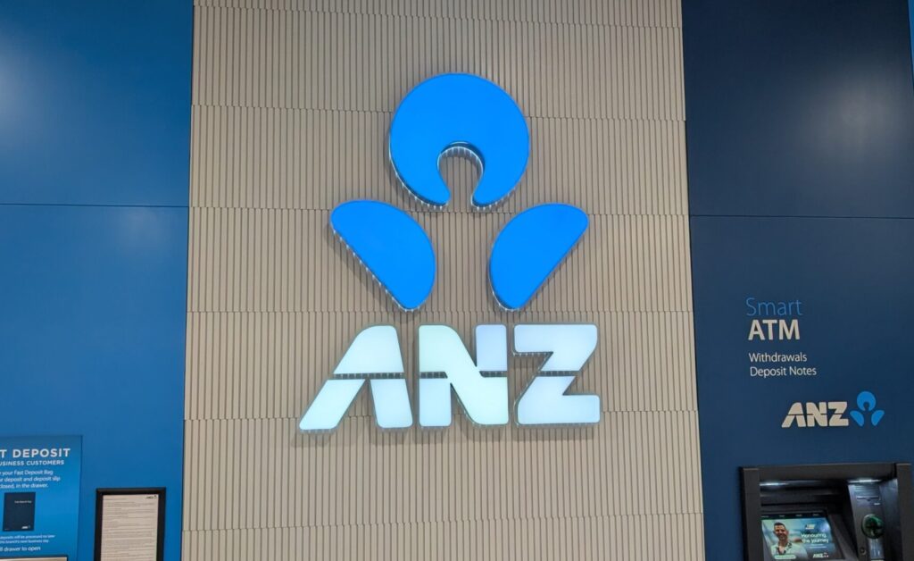 某間ANZ銀行分行外的照片，圖片中有大型ANZ銀行LOGO，右下角有ATM提領機。