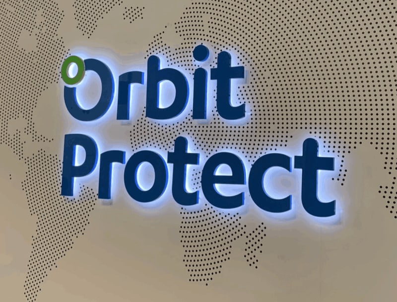 含有Orbipt Protect LOGO的照片